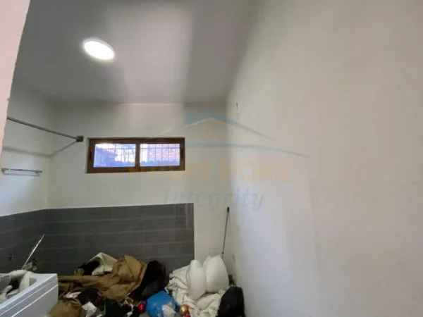 Tirane, jepet me qera zyre Kati 1, 427 m² 1.500 € (HALIT BEGA)