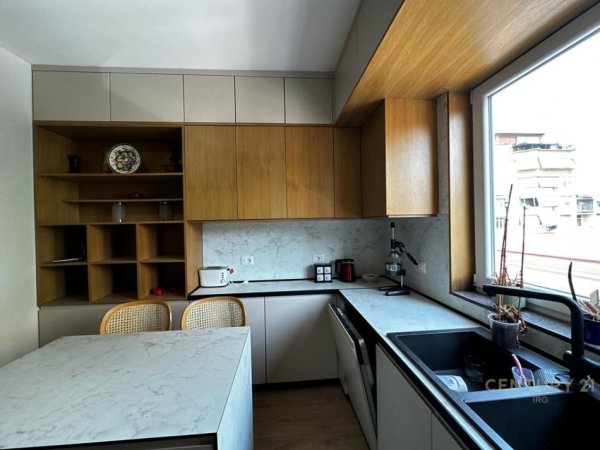 Tirane, jepet me qera apartament 2+1 , 73 m² 700 € (IRG121388)