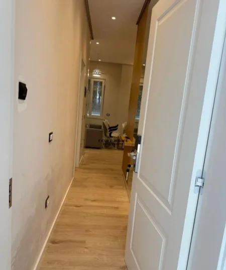 Tirane, jepet me qera apartament 1+1 Kati 4, 55 m² 700 € (RRUGA DIBRES)