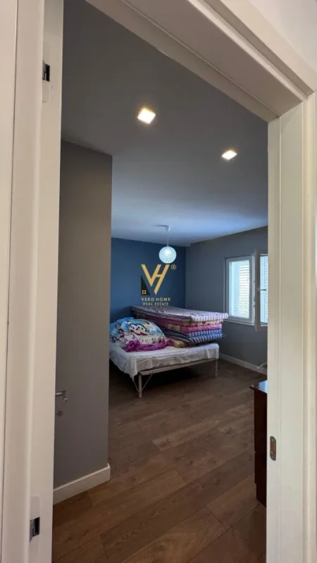 Tirane, jepet me qera Vile 1 Katshe Kati 0, 255 m² 1.200 € (FARKE)