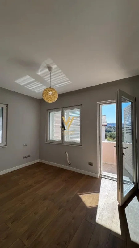 Tirane, jepet me qera Vile 1 Katshe Kati 0, 255 m² 1.200 € (FARKE)