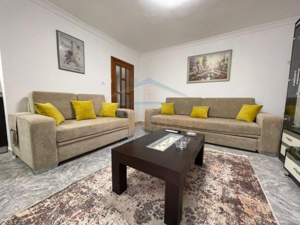 Tirane, jepet me qera apartament 1+1+Ballkon Kati 4, 60 m² 450 € (Rruga Bardhyl)