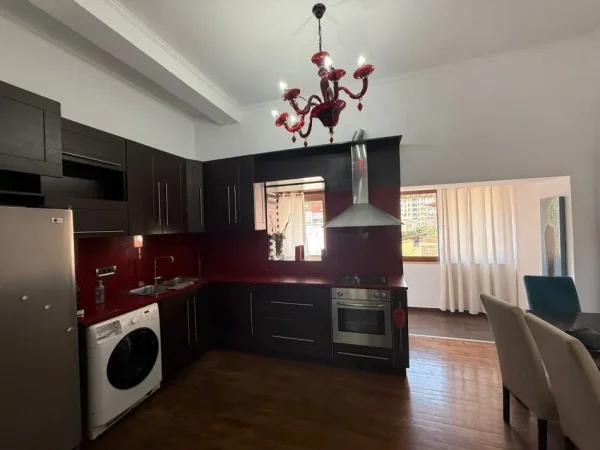 Tirane, jepet me qera 2+1+Ballkon Kati 3, 120 m² 1.200 € (RRUGA E BARRIKADAVE)