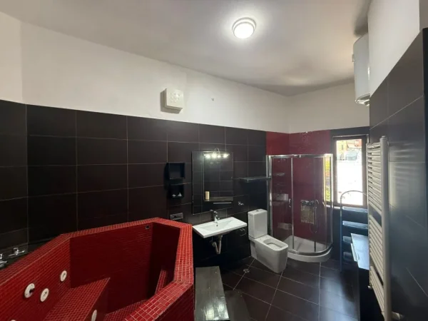 Tirane, jepet me qera 2+1+Ballkon Kati 3, 120 m² 1.200 € (RRUGA E BARRIKADAVE)