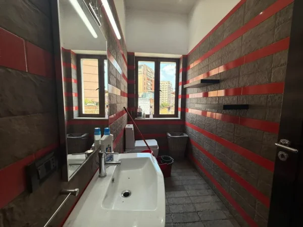 Tirane, jepet me qera 2+1+Ballkon Kati 3, 120 m² 1.200 € (RRUGA E BARRIKADAVE)