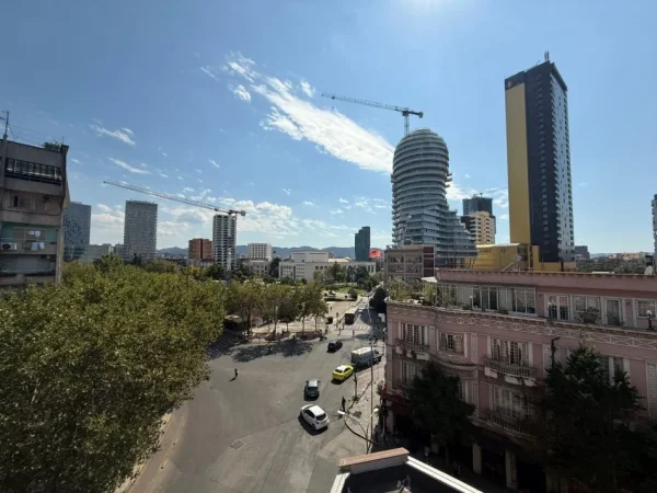 Tirane, jepet me qera 2+1+Ballkon Kati 3, 120 m² 1.200 € (RRUGA E BARRIKADAVE)