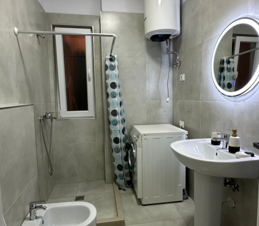 Tirane, jepet me qera apartament 1+1+Ballkon Kati 3, 70 m² 600 € (rruga 5 Maji)