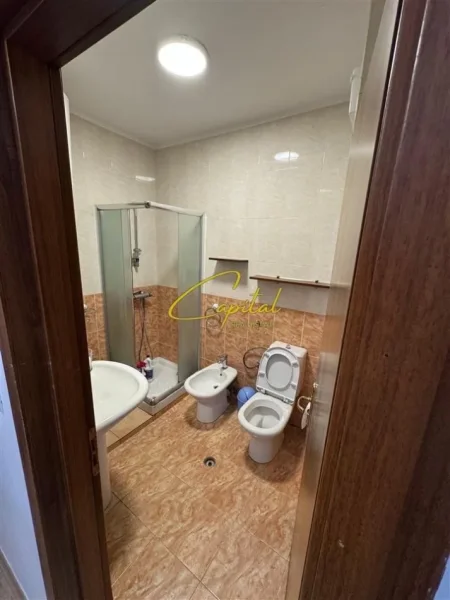 Tirane, jepet me qera apartament 1+1 Kati 11, 64 m² 650 € (KOMUNA E PARISIT)