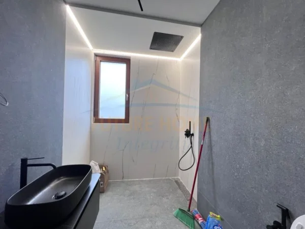 Tirane, jepet me qera apartament 3+1+Ballkon Kati 2, 164 m² 1.750 € (Liqeni i Thate)