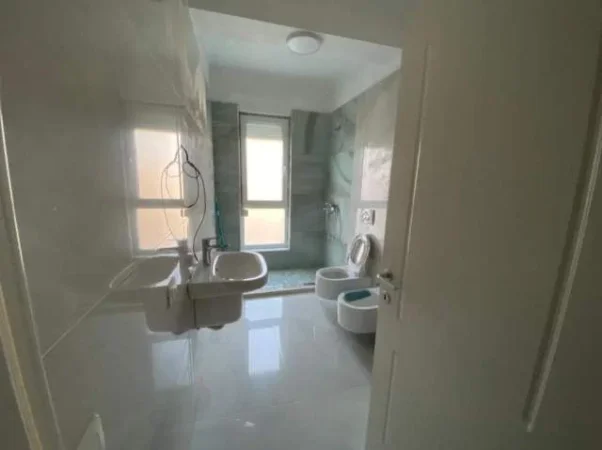 Tirane, jepet me qera apartament 3+1+Aneks Kati 3, 110 m² 650 € (RRUGA 5 MAJI)
