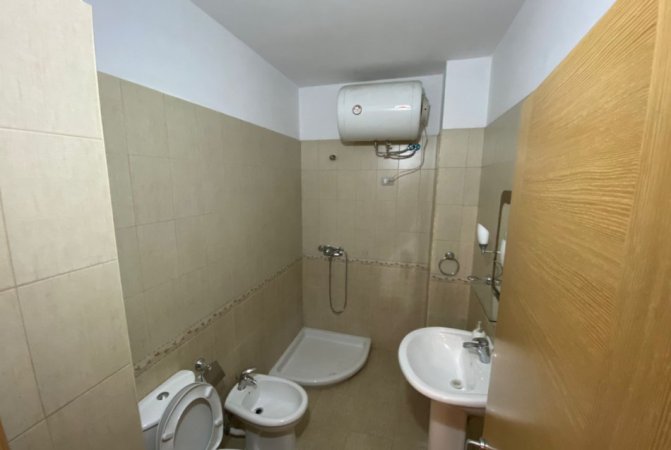 Tirane, jepet me qera apartament 2+1+Ballkon Kati 5, 100 m² 600 € (Selvia)