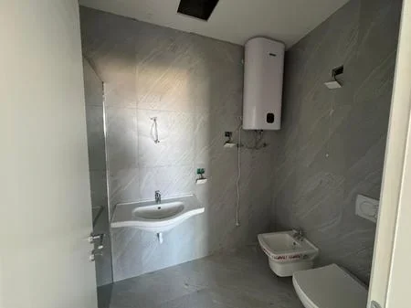 Tirane, jepet me qera zyre Kati 12, 138 m² 1.500 € (Lake View Residence)