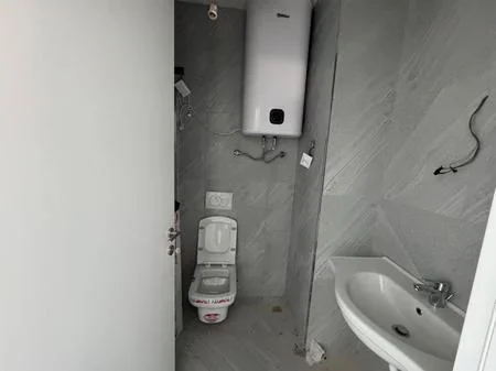 Tirane, jepet me qera zyre Kati 12, 138 m² 1.500 € (Lake View Residence)