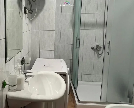 Tirane, jepet me qera apartament 1+1+Ballkon Kati 7, 65 m² 700 € (Kompleksi Usluga)
