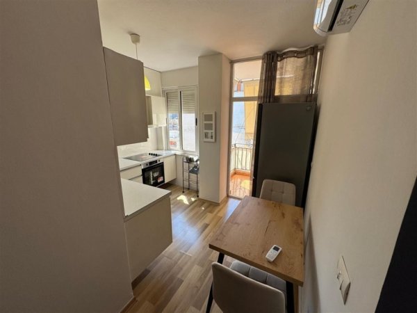Tirane, jepet me qera apartament 1+1+Aneks+Ballkon Kati 11, 75 m² 650 € (KOMUNA E PARISIT)