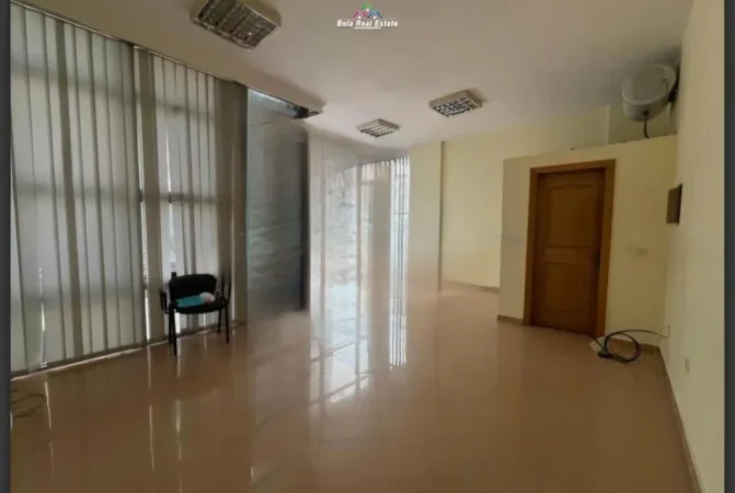 Tirane, jepet me qera zyre Kati 2, 40 m² 400 € (Ish Ekspozita)