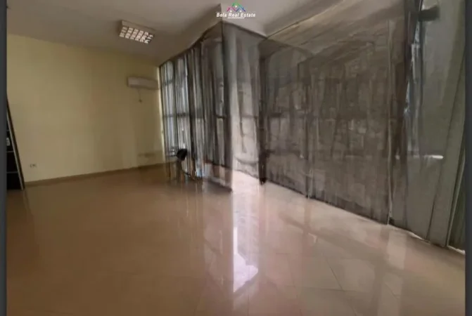 Tirane, jepet me qera zyre Kati 2, 40 m² 400 € (Ish Ekspozita)