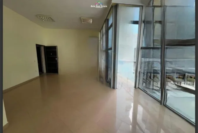 Tirane, jepet me qera zyre Kati 2, 40 m² 400 € (Ish Ekspozita)