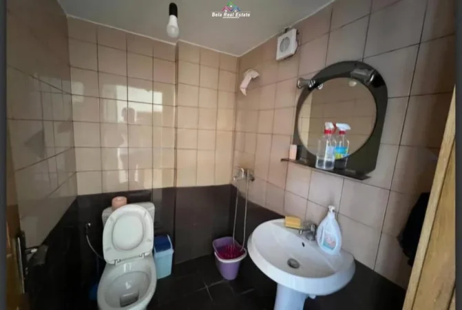 Tirane, jepet me qera zyre Kati 2, 40 m² 400 € (Ish Ekspozita)