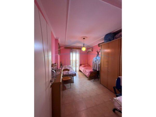 Tirane, shitet apartament duplex 3+1+Ballkon Kati 3, 149 m² 315.000 € (Laprake)