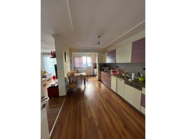 Tirane, shitet apartament duplex 3+1+Ballkon Kati 3, 149 m² 315.000 € (Laprake)