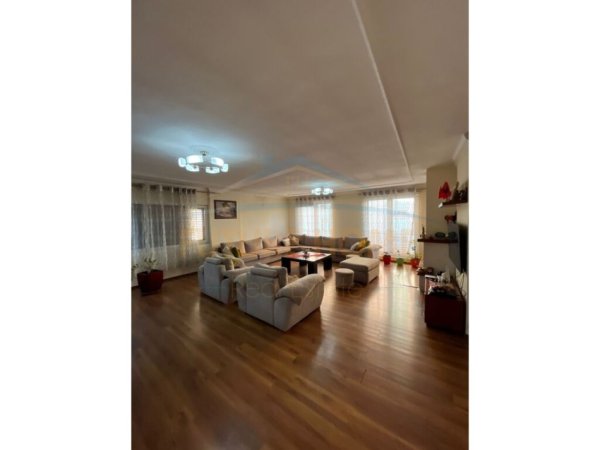 Tirane, shitet apartament duplex 3+1+Ballkon Kati 3, 149 m² 315.000 € (Laprake)