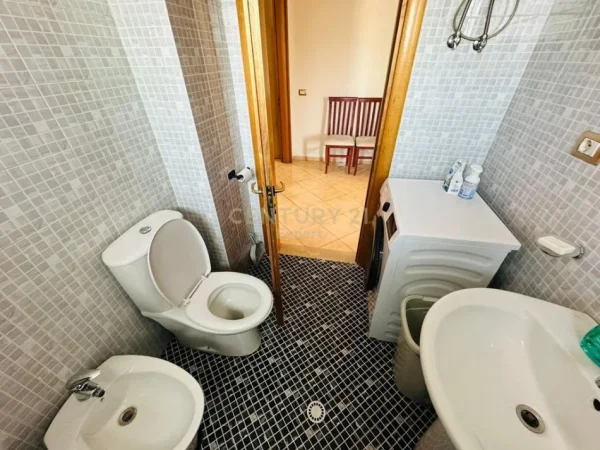 Tirane, jepet me qera apartament 2+1 Kati 10, 120 m² 600 € (Zogu zi)