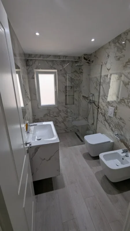 Tirane,Bllok me qera apartament 2+1+parkim Kati 4, 123 m² 1.299 € (Rruga Nikolla Tupe)