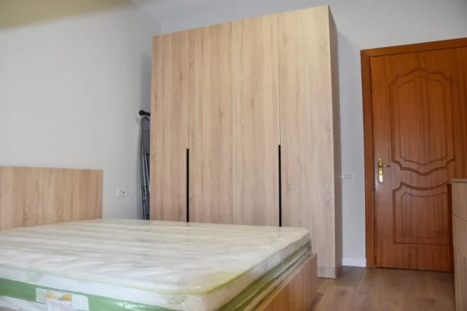 Tirane, jepet me qera apartament 1+1 Kati 1, 65 m² 600 € (komuna parisit)
