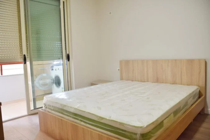 Tirane, jepet me qera apartament 1+1 Kati 1, 65 m² 600 € (komuna parisit)