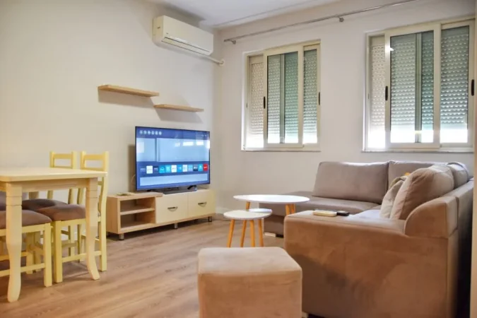 Tirane, jepet me qera apartament 1+1 Kati 1, 65 m² 600 € (komuna parisit)