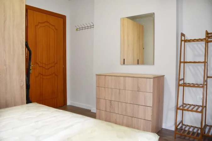 Tirane, jepet me qera apartament 1+1 Kati 1, 65 m² 600 € (komuna parisit)