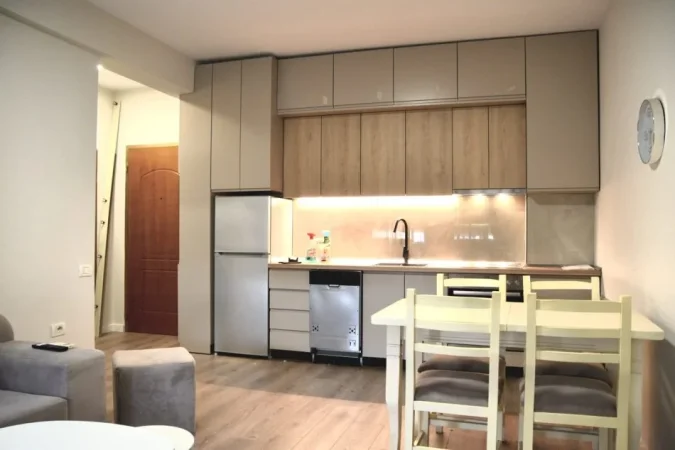 Tirane, jepet me qera apartament 1+1 Kati 1, 65 m² 600 € (komuna parisit)