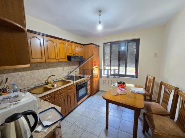 Tirane, shitet apartament 2+1 Kati 5, 70 m² 150.000 € (Rruga Muhamet Gjollesha)