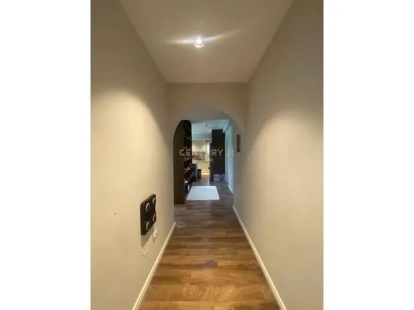 Tirane, shes apartament Kati 4, 130 m² 240.000 € (Rrugen Muhamet Gjollesha prane shkolles Sabaudin Gabrani.)