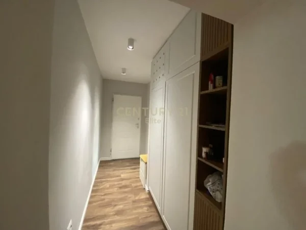 Tirane, shes apartament Kati 4, 130 m² 240.000 € (Rrugen Muhamet Gjollesha prane shkolles Sabaudin Gabrani.)