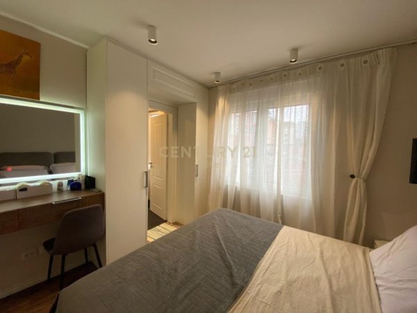 Tirane, shes apartament Kati 4, 130 m² 240.000 € (Rrugen Muhamet Gjollesha prane shkolles Sabaudin Gabrani.)
