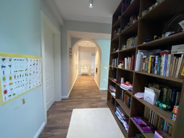 Tirane, shes apartament Kati 4, 130 m² 240.000 € (Rrugen Muhamet Gjollesha prane shkolles Sabaudin Gabrani.)