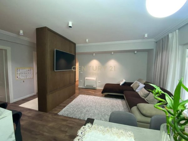 Tirane, shes apartament Kati 4, 130 m² 240.000 € (Rrugen Muhamet Gjollesha prane shkolles Sabaudin Gabrani.)