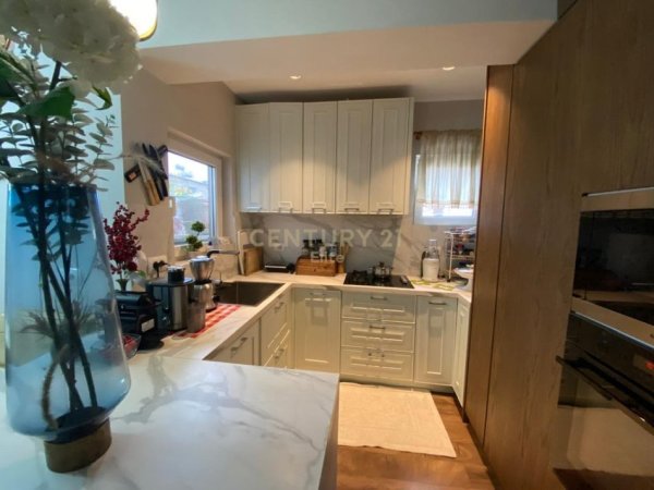 Tirane, shes apartament Kati 4, 130 m² 240.000 € (Rrugen Muhamet Gjollesha prane shkolles Sabaudin Gabrani.)