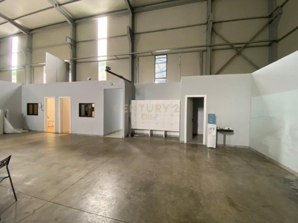 Tirane, shitet magazine , 2.200 m² 1.300.000 € (Rrugen dytesore vore-tirane)