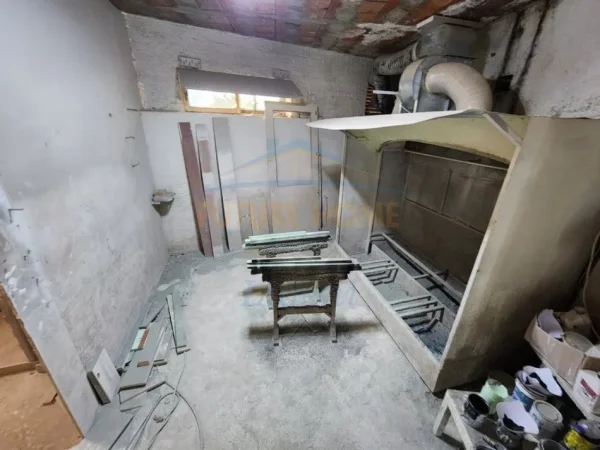 Tirane, jepet me qera ambjent biznesi Kati 0, 218 m² 500 € (Ali Demi, Tirane)