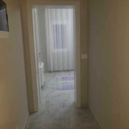 Tirane, jepet me qera Vile 1 Katshe Kati 1, 150 m² 800 € (Vilat Amerikane)