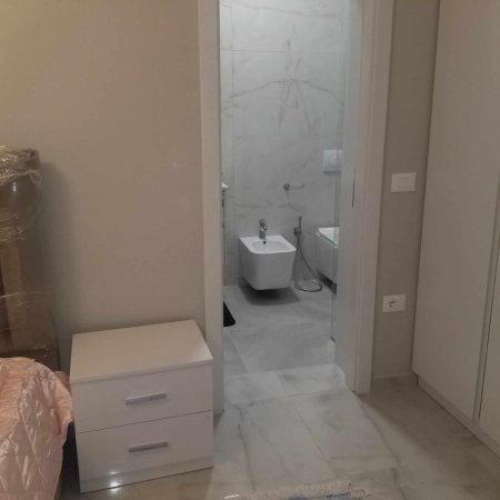 Tirane, jepet me qera Vile 1 Katshe Kati 1, 150 m² 800 € (Vilat Amerikane)