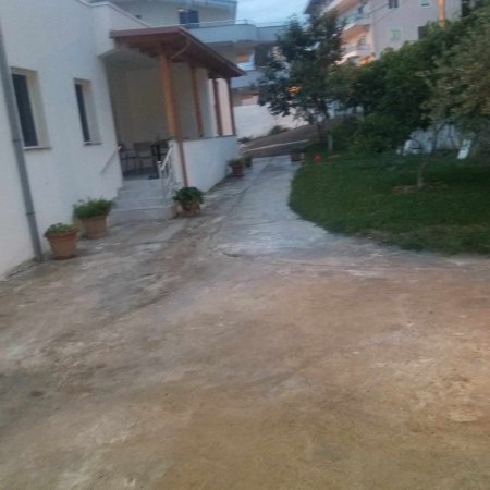 Tirane, jepet me qera Vile 1 Katshe Kati 1, 150 m² 800 € (Vilat Amerikane)