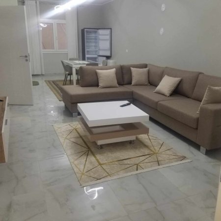 Tirane, jepet me qera Vile 1 Katshe Kati 1, 150 m² 800 € (Vilat Amerikane)