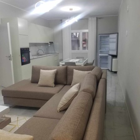 Tirane, jepet me qera Vile 1 Katshe Kati 1, 150 m² 800 € (Vilat Amerikane)