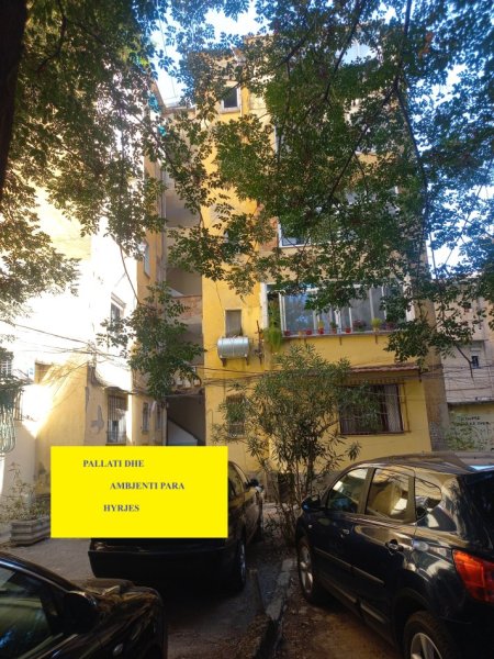 Tirane,Shitet Apartament cilësor, i restauruar komplet nga të zotët,tip 2+1+blk, kat 3,pallat eksizstues 5-kate, sip.75m²,Cmimi 145'000€, pranë Unazës kryqëzimi rr.H.Tahsim me rr.A.Kasemi/Bardhyl tek ish-Markata/Rozafa, rr.A.Sinani, afër Lanës/Brrrylit, 10-minuta këmbë nga qendra Tiranës.