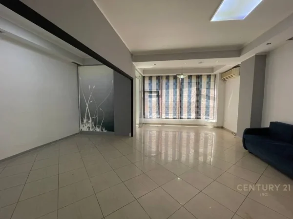 Tirane, jepet me qera zyre Kati 1, 52 m² 650 € (Rruga Islam Alla)