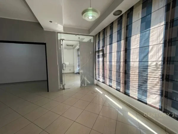 Tirane, jepet me qera zyre Kati 1, 52 m² 650 € (Rruga Islam Alla)